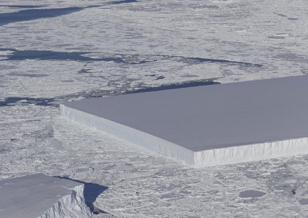 Antartide un iceberg rettangolare